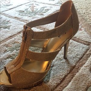 Golden glittery pumps